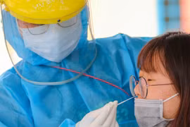 Lấy mẫu xét nghiệm cho người nước ngoài tại quận Sơn Trà (Đà Nẵng). (Ảnh: Trần Lê Lâm - TTXVN)