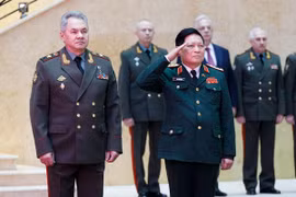 Bộ trưởng Quốc phòng Nga Sergey Shoigu và Bộ trưởng Quốc phòng Việt Nam Ngô Xuân Lịch tại Lễ đón chính thức. (Ảnh: Trần Hiếu/TTXVN)