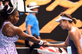 Qiang Wang (phải) đánh bại Serena. (Nguồn: Getty Images)