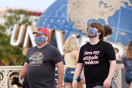 Người dân đeo khẩu trang phòng dịch COVID-19 tại El Paso, bang Florida (Mỹ). (Ảnh: AFP/TTXVN)