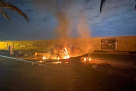 Xe ôtô bốc cháy sau vụ không kích do Mỹ tiến hành tại sân bay quốc tế thủ đô Baghdad, Iraq, ngày 3/1. (Ảnh: AFP/TTXVN)