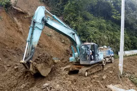 Lực lượng chức huy động máy móc khắc phục sự cố sạt lở tại thị xã Sa Pa. (Ảnh: Quốc Khánh/TTXVN)