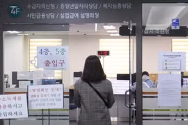 Một người lao động tìm kiếm việc làm tại Seoul, Hàn Quốc. (Nguồn: Yonhap)