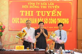 Ủy viên Trung ương Đảng, Bí thư Tỉnh ủy Đắk Lắk Bùi Văn Cường tặng hoa chúc mừng hai ứng viên. (Ảnh: Anh Dũng/TTXVN)