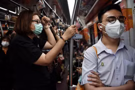Người dân đeo khẩu trang phòng lây nhiễm virus corona tại Bangkok, Thái Lan. (Ảnh: AFP/TTXVN)