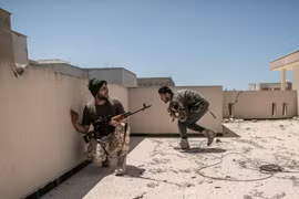 Lực lượng Chính phủ Đoàn kết dân tộc Libya (GNA) trong cuộc giao tranh với Lực lượng Quân đội quốc gia Libya (LNA) tại Tripoli ngày 2/5/2020. (Ảnh: THX/TTXVN)