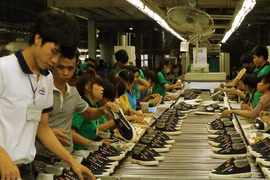 Công nhân sản xuất giày xuất khẩu tại một nhà máy ở Hà Nội. (Nguồn: TTXVN) 