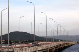 Huyện đảo Phú Quốc huy động đầu tư kết cấu hạ tầng giao thông, lưới điện, hệ thống cấp thoát nước, khu tái định cư, sân bay, cảng biển, vệ sinh môi trường, cảnh quan đô thị. (Ảnh: Lê Huy Hải – TTXVN)