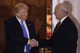 Tổng thống đắc cử Mỹ Donald Trump (trái) và Tướng về hưu John Kelly tại cuộc gặp ở Bedminster, bang New Jersey, Mỹ ngày 20/10. (Nguồn: AP/TTXVN)