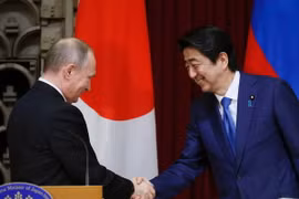 Tổng thống Nga Vladimir Putin (trái) và Thủ tướng Nhật Bản Shinzo Abe (phải) trong cuộc họp báo ở Tokyo ngày 16/12. (Nguồn: AFP/TTXVN)