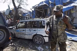 Binh sỹ Somalia điều tra tại hiện trường vụ đánh bom ở Mogadishu ngày 26/11. (Nguồn: AP/TTXVN)
