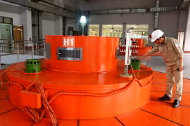 Phát điện kết hợp điều tiết nước tại Công ty Thủy điện An Khê-Kanak. (Ảnh: Ngọc Hà/TTXVN)