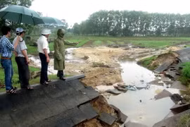 uyến kênh N6 hồ chứa nước Liệt Sơn, huyện Đức Phổ, Quảng Ngãi bị lũ phá hỏng. (Ảnh: Phước Ngọc/TTXVN)