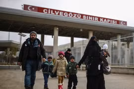 Người dân Syria băng qua cửa khẩu Cilvegozu để sang Thổ Nhĩ Kỳ ngày 17/12. (Nguồn: AP/TTXVN)