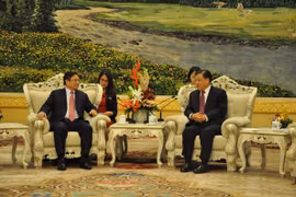 Đồng chí Lưu Vân Sơn, Ủy viên Thường vụ Bộ Chính trị, Bí thư Ban Bí thư Trung ương Đảng Cộng sản Trung Quốc, đã tiếp thân mật đồng chí Phạm Minh Chính và Đoàn đại biểu Đảng Cộng sản Việt Nam. (Ảnh: Tường Thu/Vietnam+)