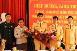 Khen thưởng tập thể Phòng Cảnh sát giao thông, Công an tỉnh Lai Châu. (Ảnh: Quang Duy/TTXVN)
