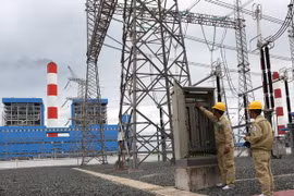 Công nhân Công ty Truyền tải Điện 4 kiểm tra thông số kỹ thuật trạm biến áp 500kV Duyên Hải sau khi tổ máy số 1 Nhà máy nhiệt điện Duyên Hải 3 hòa đồng bộ vào lưới điện Quốc gia. (Ảnh: Ngọc Hà/TTXVN)