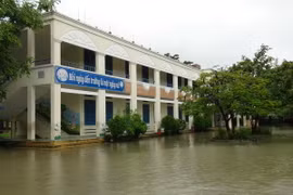 Trường học ở thành phố Nha Trang bị ngập nước sâu nên học sinh phải nghỉ học. (Ảnh: Nguyên Lý/TTXVN)