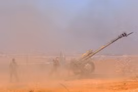 Các binh sỹ ủng hộ Chính phủ Syria nã pháo nhằm vào các phần tử thánh chiến Hồi giáo ở thị trấn Al-Bab ngày 25/11. (Nguồn: AFP/TTXVN)