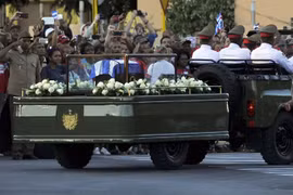 Đoàn xe rước tro cốt của lãnh tụ Fidel Castro. (Nguồn: AFP)