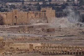 Chuyên gia Nga kích nổ mìn do IS gài lại sau khi rút khỏi thành phố Palmyra ngày 14/4. (Nguồn: AP/TTXVN)