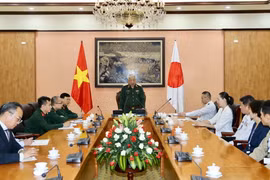 Thượng tướng Nguyễn Chí Vịnh, Thứ trưởng Bộ Quốc phòng tiếp Đoàn sỹ quan Bộ Quốc phòng Nhật Bản. (Ảnh: Minh Khánh/TTXVN)