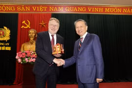 Bộ trưởng Tô Lâm tặng quà lưu niệm cho ngài Bernd Lange, Chủ tịch Ủy ban Thương mại quốc tế của Nghị viện châu Âu. (Nguồn: Bộ Công an)