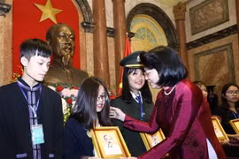 Phó Chủ tịch nước Đặng Thị Ngọc Thịnh trao ảnh chân dung Chủ tịch Hồ Chí Minh tặng các đại biểu. (Ảnh: Văn Điệp/TTXVN)