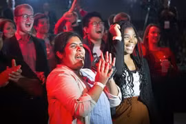 Cử tri ủng hộ Thủ tướng Canada Justin Trudeau vui mừng sau khi kết quả sơ bộ cuộc tổng tuyển cử được công bố ngày 21/10. (Ảnh: AFP/TTXVN)