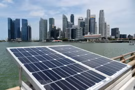 Các tấm năng lượng Mặt Trời được lắp đặt dọc vịnh Marina, Singapore. (Nguồn: AFP/TTXVN)