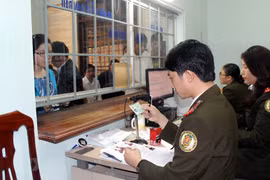 Người dân làm thủ tục xuất nhập cảnh. (Ảnh minh họa. Nguồn: TTXVN)