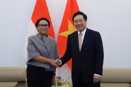 Phó Thủ tướng, Bộ trưởng Bộ Ngoại giao Phạm Bình Minh với Bộ trưởng Bộ Ngoại giao Indonesia Retno Marsudi. (Ảnh: Lâm Khánh/TTXVN)