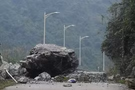 Một tảng đá lớn bị rơi xuống đường khi xảy ra động đất. (Nguồn: Xinhua)