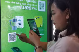 Khách hàng thanh toán trên app của Vietcombank. (Nguồn: Vietnam+)