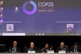 Chủ tịch COP 25 Carolina Schmidt và đại điện các quốc gia tham dự cuộc họp trong khuôn khổ Hội nghị lần thứ 25 các bên tham gia Công ước khung của Liên hợp quốc về biến đổi khí hậu (COP 25) tại Madrid, Tây Ban Nha. (Ảnh: THX/TTXVN)