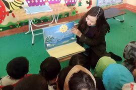 Cô Đỗ Thuỳ Quyên (giáo viên Trường Mầm non Suối Giàng, huyện Văn Chấn, tỉnh Yên Bái) đọc sách 3D cho học sinh người Mông. (Ảnh: NVCC)