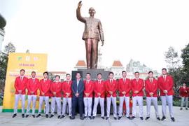 Lãnh đạo Thành phố Hồ Chí Minh cùng đoàn thể thao tại lễ dâng hoa tượng đài Chủ tịch Hồ Chí Minh. (Ảnh: Thanh Vũ/TTXVN)