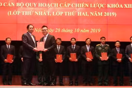 Ông Phạm Minh Chính, Ủy viên Bộ Chính trị, Bí thư Trung ương Đảng, Trưởng Ban Tổ chức Trung ương trao Giấy Chứng nhận tốt nghiệp cho học viên Lê Quốc Minh, Phó Tổng Giám đốc Thông tấn xã Việt Nam. (Ảnh: Nguyễn Dân/TTXVN)