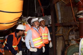 Chủ tịch UBND Thành phố Hồ Chí Minh Nguyễn Thành Phong cùng Giám đốc quốc gia World Bank tại Việt Nam Ousmane Dione thị sát thực địa tại giếng S5-S6 (tại quận 2) thuộc dự án Vệ sinh môi trường Thành phố Hồ Chí Minh (giai đoạn 2). (Nguồn: TTXVN)