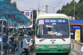 Hành khách đón xe buýt tại Bến Thành (quận 1). (Ảnh: Hoàng Hải/TTXVN)