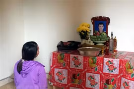 Gia đình ông Nguyễn Đình Sắt (xã Đô Thành, huyện Yên Thành, Nghệ An) đã lập vội bàn thờ vọng cho con trai mình là Nguyễn Đình Tứ. (Ảnh: Tá Chuyên/TTXVN)