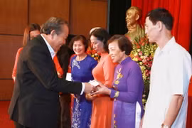 Phó Thủ tướng Trương Hòa Bình tặng quà cho các tập thể và cá nhân tiêu biểu trong Cuộc vận động 'Toàn dân đoàn kết xây dựng nông thôn mới, đô thị văn minh năm 2019' của liên 3 Khu dân cư số 10, 11 và 12 thuộc phường Trần Hưng Đạo. (Ảnh: Doãn Tấn/TTXVN)