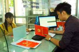 Làm thủ tục để được cấp sổ đỏ. (Ảnh minh họa. Nguồn: TTXVN)