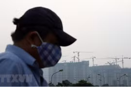 Các công trình xây dựng là một trong những nguyên nhân gây ra ô nhiễm không khí. (Ảnh: Huy Hùng/TTXVN)