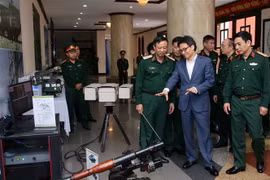 Phó Thủ tướng Vũ Đức Đam tham quan trưng bày mô hình vũ khí trang bị. (Ảnh: Dương Giang/TTXVN)