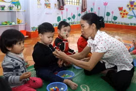 Người mẹ hiền của nhiều em nhỏ người Mông trên đỉnh Sảng Pả