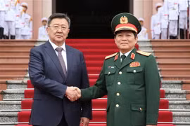 Bộ trưởng Quốc phòng Ngô Xuân Lịch và Bộ trưởng Quốc phòng Mông Cổ Nyamaa EmKhbold chụp ảnh chung tại lễ đón. (Ảnh: Dương Giang/TTXVN)