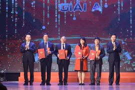 Trưởng ban Tuyên giáo Trung ương Võ Văn Thưởng và Bộ trưởng Bộ Thông tin và Truyền thông Nguyễn Mạnh Hùng trao giải A cho các tác giả đoạt giải. (Ảnh: Minh Quyết/TTXVN)