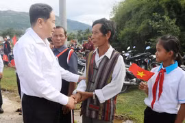 Ông Trần Thanh Mẫn, Chủ tịch Ủy ban Trung ương Mặt trận Tổ quốc Việt Nam thăm hỏi, động viên bà con đồng bào dân tộc xã Công Hải, huyện Thuận Bắc. (Ảnh: Nguyễn Thành/TTXVN)