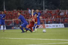 Cầu thủ Tiến Linh của đội tuyển U22 Việt Nam nỗ lực vượt qua sự truy cản của hai hậu vệ U22 Thái Lan. (Ảnh: TTXVN)